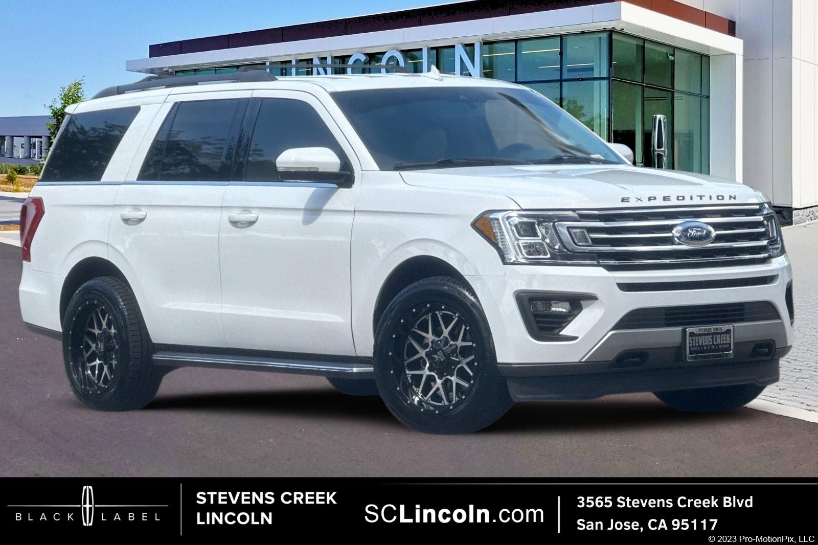 2020 Ford Expedition XLT Equipment Group 202A in Oxford White — front three-quarter view