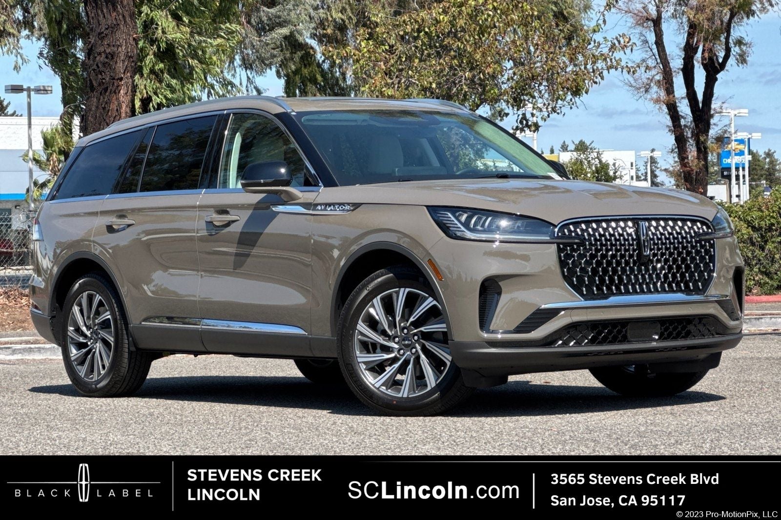 2026 Lincoln Aviator Premiere in Harbor Gray Clearcoat — front three-quarter view