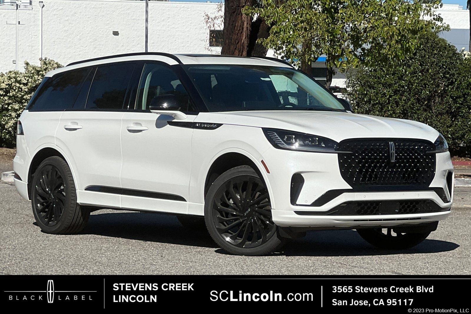 2026 Lincoln Aviator Reserve in White Metallic — front three-quarter view