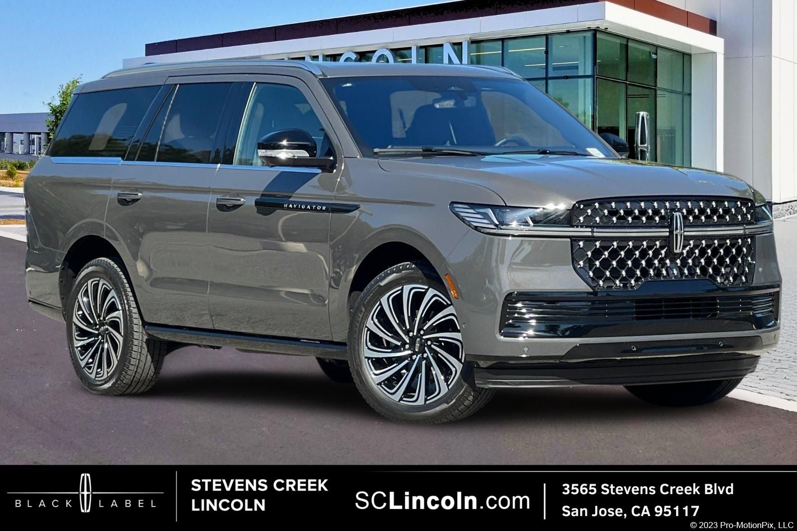 2025 Lincoln Navigator Black Label in Dark Gray Metallic — front three-quarter view
