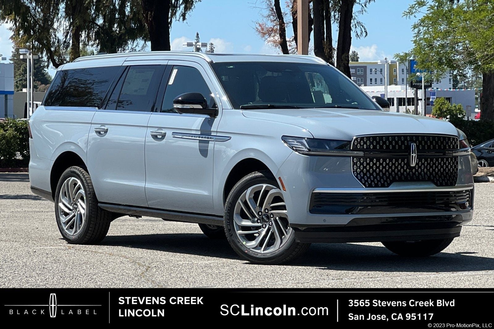 2026 Lincoln Navigator L Reserve in Gray Mist Metallic Tri-Coat — front three-quarter view